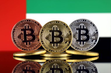 Bitcoin (Btc) ve Birleşik Arap Emirlikleri bayrağı fiziksel sürümü. Yüksek teknoloji (Cryptocurrency, Blockchain teknolojisi, akıllı sözleşmeler, ICO yatırımcılar için kavramsal görüntü).