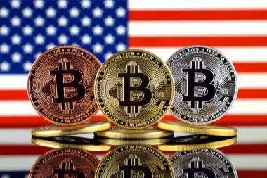 Bitcoin (Btc) ve Amerika Birleşik Devletleri bayrağı fiziksel sürümü. Yüksek teknoloji (Cryptocurrency, Blockchain teknolojisi, akıllı sözleşmeler, ICO yatırımcılar için kavramsal görüntü).