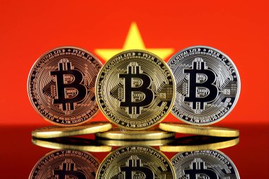 Bitcoin (Btc) ve Vietnam bayrağı fiziksel sürümü. Yüksek teknoloji (Cryptocurrency, Blockchain teknolojisi, akıllı sözleşmeler, ICO yatırımcılar için kavramsal görüntü).