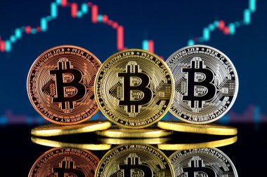 Bitcoin (Btc) fiziksel sürümü. Yüksek teknoloji (Cryptocurrency, Blockchain teknolojisi, akıllı sözleşmeler, ICO yatırımcılar için kavramsal görüntü).