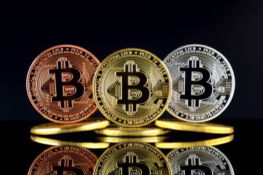 Bitcoin (Btc) fiziksel sürümü. Yüksek teknoloji (Cryptocurrency, Blockchain teknolojisi, akıllı sözleşmeler, ICO yatırımcılar için kavramsal görüntü).