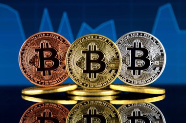 Bitcoin (Btc) fiziksel sürümü. Yüksek teknoloji (Cryptocurrency, Blockchain teknolojisi, akıllı sözleşmeler, ICO yatırımcılar için kavramsal görüntü).