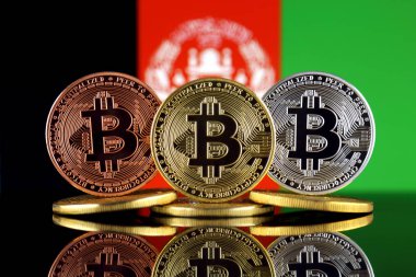 Bitcoin (Btc) ve Afganistan bayrağı fiziksel sürümü. Yüksek teknoloji (Cryptocurrency, Blockchain teknolojisi, akıllı sözleşmeler, ICO yatırımcılar için kavramsal görüntü).
