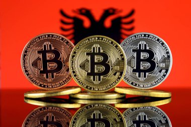 Bitcoin (Btc) ve Arnavutluk bayrağı fiziksel sürümü. Yüksek teknoloji (Cryptocurrency, Blockchain teknolojisi, akıllı sözleşmeler, ICO yatırımcılar için kavramsal görüntü).