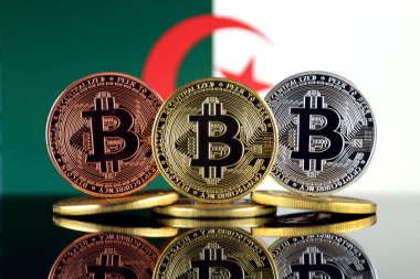 Bitcoin (Btc) ve Cezayir bayrağı fiziksel sürümü. Yüksek teknoloji (Cryptocurrency, Blockchain teknolojisi, akıllı sözleşmeler, ICO yatırımcılar için kavramsal görüntü).
