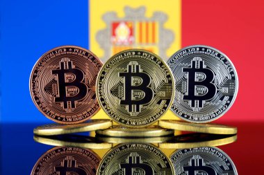 Bitcoin (Btc) ve Andorra bayrağı fiziksel sürümü. Yüksek teknoloji (Cryptocurrency, Blockchain teknolojisi, akıllı sözleşmeler, ICO yatırımcılar için kavramsal görüntü).