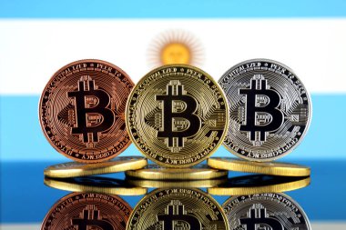 Bitcoin (Btc) ve Arjantin bayrağı fiziksel sürümü. Yüksek teknoloji (Cryptocurrency, Blockchain teknolojisi, akıllı sözleşmeler, ICO yatırımcılar için kavramsal görüntü).