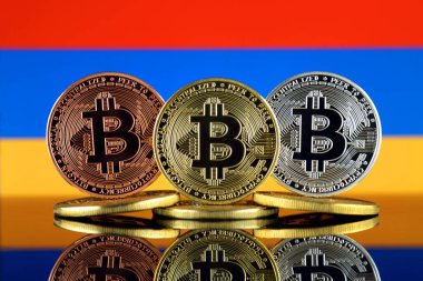 Bitcoin (Btc) ve Ermenistan bayrağı fiziksel sürümü. Yüksek teknoloji (Cryptocurrency, Blockchain teknolojisi, akıllı sözleşmeler, ICO yatırımcılar için kavramsal görüntü).