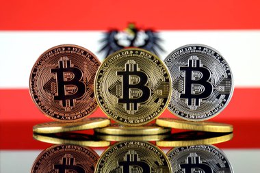 Bitcoin (Btc) ve Avusturya bayrağı fiziksel sürümü. Yüksek teknoloji (Cryptocurrency, Blockchain teknolojisi, akıllı sözleşmeler, ICO yatırımcılar için kavramsal görüntü).