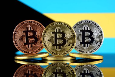 Bitcoin (Btc) ve Bahamalar bayrağı fiziksel sürümü. Yüksek teknoloji (Cryptocurrency, Blockchain teknolojisi, akıllı sözleşmeler, ICO yatırımcılar için kavramsal görüntü).