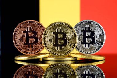 Bitcoin (Btc) ve Belçika bayrağı fiziksel sürümü. Yüksek teknoloji (Cryptocurrency, Blockchain teknolojisi, akıllı sözleşmeler, ICO yatırımcılar için kavramsal görüntü).