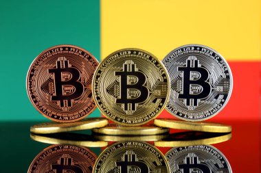 Bitcoin (Btc) ve Benin bayrağı fiziksel sürümü. Yüksek teknoloji (Cryptocurrency, Blockchain teknolojisi, akıllı sözleşmeler, ICO yatırımcılar için kavramsal görüntü).
