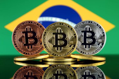 Bitcoin (Btc) ve Brezilya bayrağı fiziksel sürümü. Yüksek teknoloji (Cryptocurrency, Blockchain teknolojisi, akıllı sözleşmeler, ICO yatırımcılar için kavramsal görüntü).