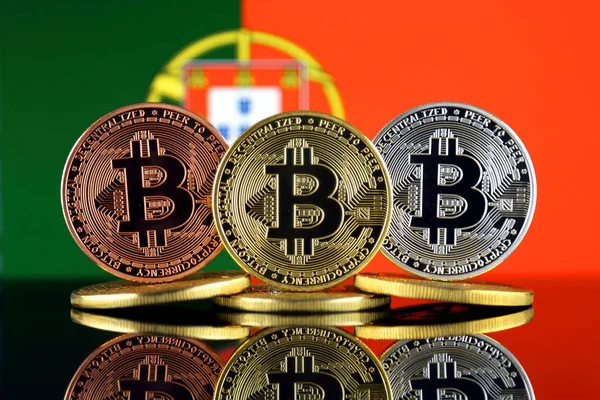 Физическая Версия Bitcoin Btc Португальский Флаг Концептуальный Образ Инвесторов Области — стоковое фото