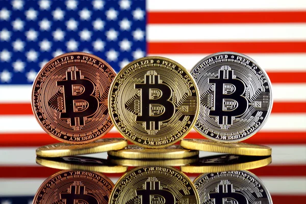 Bitcoin (Btc) ve Amerika Birleşik Devletleri bayrağı fiziksel sürümü. Yüksek teknoloji (Cryptocurrency, Blockchain teknolojisi, akıllı sözleşmeler, ICO yatırımcılar için kavramsal görüntü).