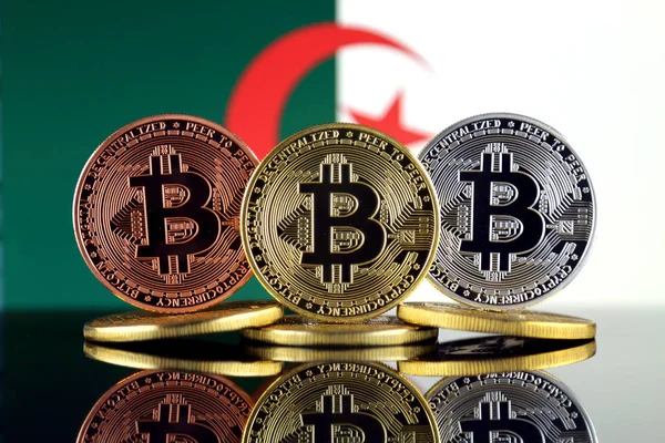 Bitcoin (Btc) ve Cezayir bayrağı fiziksel sürümü. Yüksek teknoloji (Cryptocurrency, Blockchain teknolojisi, akıllı sözleşmeler, ICO yatırımcılar için kavramsal görüntü).
