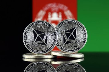 Ethereum (Eth) ve Afganistan bayrağı fiziksel sürümü. Blockchain teknolojisi, akıllı sözleşmeler, kişisel belirteçleri ve ilk para sunan cryptocurrency, yatırımcılar için kavramsal görüntü.