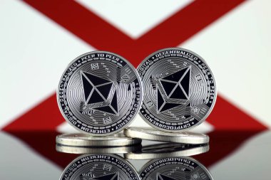 Ethereum (Eth) ve Alabama Eyalet bayrağı fiziksel sürümü. Blockchain teknolojisi, akıllı sözleşmeler, kişisel belirteçleri ve ilk para sunan cryptocurrency, yatırımcılar için kavramsal görüntü.
