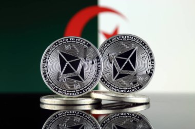 Ethereum (Eth) ve Cezayir bayrağı fiziksel sürümü. Blockchain teknolojisi, akıllı sözleşmeler, kişisel belirteçleri ve ilk para sunan cryptocurrency, yatırımcılar için kavramsal görüntü.