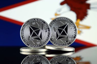 Ethereum (Eth) ve Amerikan Samoası bayrak fiziksel sürümü. Blockchain teknolojisi, akıllı sözleşmeler, kişisel belirteçleri ve ilk para sunan cryptocurrency, yatırımcılar için kavramsal görüntü.