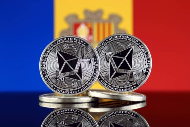 Ethereum (Eth) ve Andorra bayrağı fiziksel sürümü. Blockchain teknolojisi, akıllı sözleşmeler, kişisel belirteçleri ve ilk para sunan cryptocurrency, yatırımcılar için kavramsal görüntü.