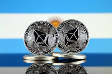 Ethereum (Eth) ve Arjantin bayrağı fiziksel sürümü. Blockchain teknolojisi, akıllı sözleşmeler, kişisel belirteçleri ve ilk para sunan cryptocurrency, yatırımcılar için kavramsal görüntü.