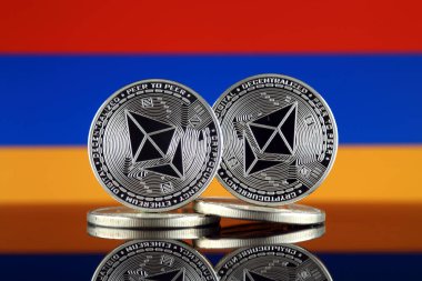 Ethereum (Eth) ve Ermenistan bayrağı fiziksel sürümü. Blockchain teknolojisi, akıllı sözleşmeler, kişisel belirteçleri ve ilk para sunan cryptocurrency, yatırımcılar için kavramsal görüntü.