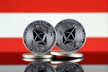 Ethereum (Eth) ve Avusturya bayrağı fiziksel sürümü. Blockchain teknolojisi, akıllı sözleşmeler, kişisel belirteçleri ve ilk para sunan cryptocurrency, yatırımcılar için kavramsal görüntü.