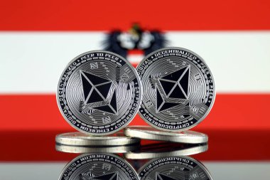 Ethereum (Eth) ve Avusturya bayrağı fiziksel sürümü. Blockchain teknolojisi, akıllı sözleşmeler, kişisel belirteçleri ve ilk para sunan cryptocurrency, yatırımcılar için kavramsal görüntü.