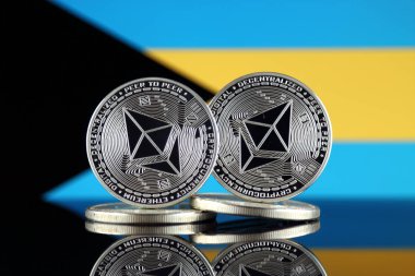 Ethereum (Eth) ve Bahamalar bayrağı fiziksel sürümü. Blockchain teknolojisi, akıllı sözleşmeler, kişisel belirteçleri ve ilk para sunan cryptocurrency, yatırımcılar için kavramsal görüntü.