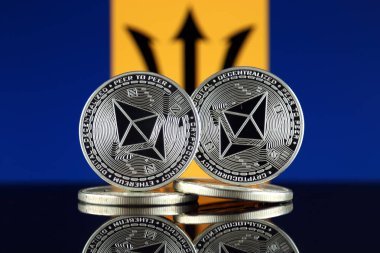 Ethereum (Eth) ve Barbados Bayrağı fiziksel sürümü. Blockchain teknolojisi, akıllı sözleşmeler, kişisel belirteçleri ve ilk para sunan cryptocurrency, yatırımcılar için kavramsal görüntü.