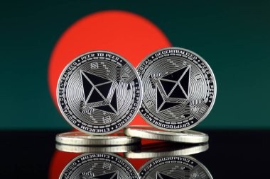 Ethereum (Eth) ve Bangladeş bayrağı fiziksel sürümü. Blockchain teknolojisi, akıllı sözleşmeler, kişisel belirteçleri ve ilk para sunan cryptocurrency, yatırımcılar için kavramsal görüntü.