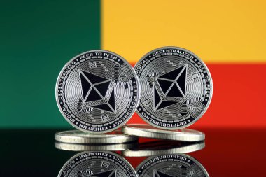 Ethereum (Eth) ve Benin bayrağı fiziksel sürümü. Blockchain teknolojisi, akıllı sözleşmeler, kişisel belirteçleri ve ilk para sunan cryptocurrency, yatırımcılar için kavramsal görüntü.