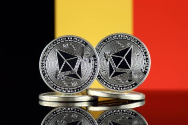 Ethereum (Eth) ve Belçika bayrağı fiziksel sürümü. Blockchain teknolojisi, akıllı sözleşmeler, kişisel belirteçleri ve ilk para sunan cryptocurrency, yatırımcılar için kavramsal görüntü.