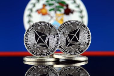 Ethereum (Eth) ve Belize bayrağı fiziksel sürümü. Blockchain teknolojisi, akıllı sözleşmeler, kişisel belirteçleri ve ilk para sunan cryptocurrency, yatırımcılar için kavramsal görüntü.