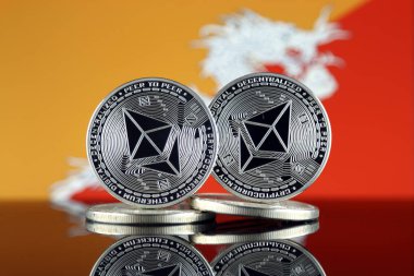 Ethereum (Eth) ve Birleşik Arap Emirlikleri bayrağı fiziksel sürümü. Blockchain teknolojisi, akıllı sözleşmeler, kişisel belirteçleri ve ilk para sunan cryptocurrency, yatırımcılar için kavramsal görüntü.
