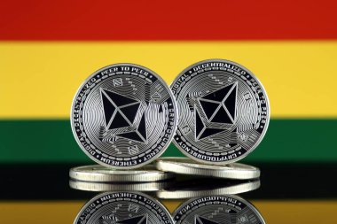 Ethereum (Eth) ve Bolivya bayrak fiziksel sürümü. Blockchain teknolojisi, akıllı sözleşmeler, kişisel belirteçleri ve ilk para sunan cryptocurrency, yatırımcılar için kavramsal görüntü.