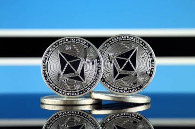 Ethereum (Eth) ve Botsvana Bayrağı fiziksel sürümü. Blockchain teknolojisi, akıllı sözleşmeler, kişisel belirteçleri ve ilk para sunan cryptocurrency, yatırımcılar için kavramsal görüntü.