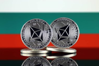Ethereum (Eth) ve Bulgaristan bayrağı fiziksel sürümü. Blockchain teknolojisi, akıllı sözleşmeler, kişisel belirteçleri ve ilk para sunan cryptocurrency, yatırımcılar için kavramsal görüntü.