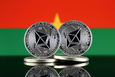 Ethereum (Eth) ve Burkina Faso bayrak fiziksel sürümü. Blockchain teknolojisi, akıllı sözleşmeler, kişisel belirteçleri ve ilk para sunan cryptocurrency, yatırımcılar için kavramsal görüntü.