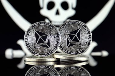 Ethereum (Eth) ve korsan bayrağı fiziksel sürümü. Yatırımcılar cryptocurrency, Blockchain teknolojisi, akıllı sözleşmeler, kişisel belirteçleri ve ICO için kavramsal görüntü. Risk, emniyet ve güvenlik.