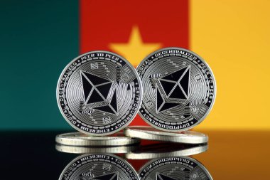 Ethereum (Eth) ve Kamerun bayrağı fiziksel sürümü. Blockchain teknolojisi, akıllı sözleşmeler, kişisel belirteçleri ve ilk para sunan cryptocurrency, yatırımcılar için kavramsal görüntü.