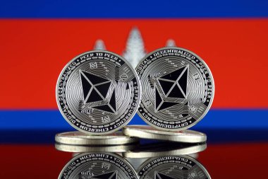 Ethereum (Eth) ve Kamboçya bayrağı fiziksel sürümü. Blockchain teknolojisi, akıllı sözleşmeler, kişisel belirteçleri ve ilk para sunan cryptocurrency, yatırımcılar için kavramsal görüntü.