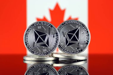 Ethereum (Eth) ve Kanada bayrağı fiziksel sürümü. Blockchain teknolojisi, akıllı sözleşmeler, kişisel belirteçleri ve ilk para sunan cryptocurrency, yatırımcılar için kavramsal görüntü.