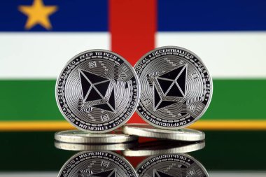 Ethereum (Eth) ve Orta Afrika Cumhuriyeti bayrağı fiziksel sürümü. Blockchain teknolojisi, akıllı sözleşmeler, kişisel belirteçleri ve ilk para sunan cryptocurrency, yatırımcılar için kavramsal görüntü.