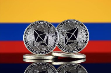 Ethereum (Eth) ve Kolombiya bayrak fiziksel sürümü. Blockchain teknolojisi, akıllı sözleşmeler, kişisel belirteçleri ve ilk para sunan cryptocurrency, yatırımcılar için kavramsal görüntü.