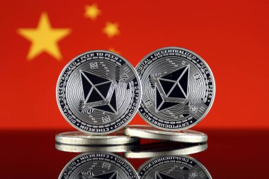 Ethereum (Eth) ve Çin bayrağı fiziksel sürümü. Blockchain teknolojisi, akıllı sözleşmeler, kişisel belirteçleri ve ilk para sunan cryptocurrency, yatırımcılar için kavramsal görüntü.