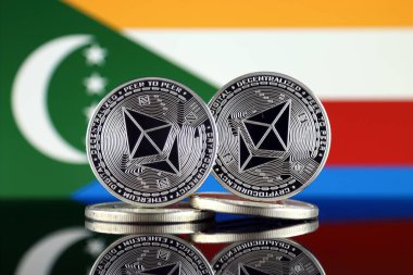 Ethereum (Eth) ve Komor bayrağı fiziksel sürümü. Blockchain teknolojisi, akıllı sözleşmeler, kişisel belirteçleri ve ilk para sunan cryptocurrency, yatırımcılar için kavramsal görüntü.