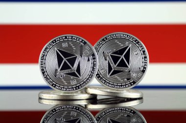 Ethereum (Eth) ve Kosta Rika bayrak fiziksel sürümü. Blockchain teknolojisi, akıllı sözleşmeler, kişisel belirteçleri ve ilk para sunan cryptocurrency, yatırımcılar için kavramsal görüntü.
