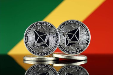 Ethereum (Eth) ve Kongo Cumhuriyeti bayrağı fiziksel sürümü. Blockchain teknolojisi, akıllı sözleşmeler, kişisel belirteçleri ve ilk para sunan cryptocurrency, yatırımcılar için kavramsal görüntü.